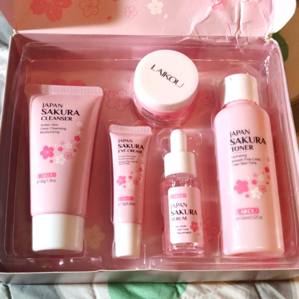 🎉NIB Laikou Japan Sakura Skincare Set